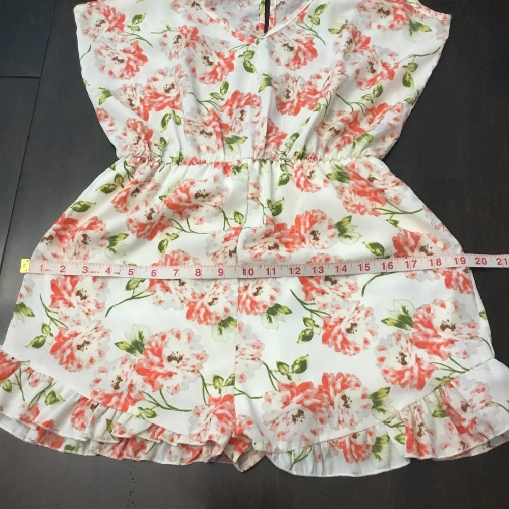 UO Pins And Needles Floral Romper Size M NWOT - Picture 13 of 16